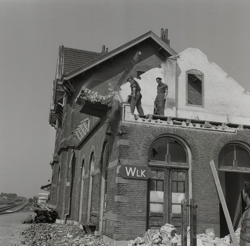 Bestand:Sloop Stationsgebouw Waalwijk.jpg
