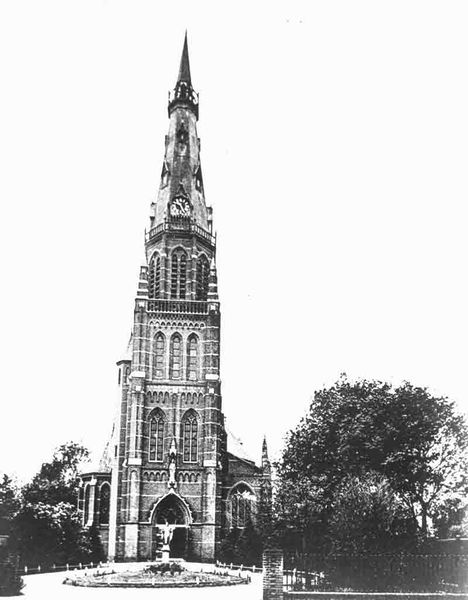 Bestand:St. Clemenskerk plein.jpg