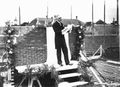 Burgemeester Moonen leest de oorkonde voor die hij enige ogenblikken later met een gedenksteen zal inmetselen in de hal van het nieuwe raadhuis, 25 augustus 1931 (GAW, fotonr. 50023, foto Fotopersbureau Het Zuiden).