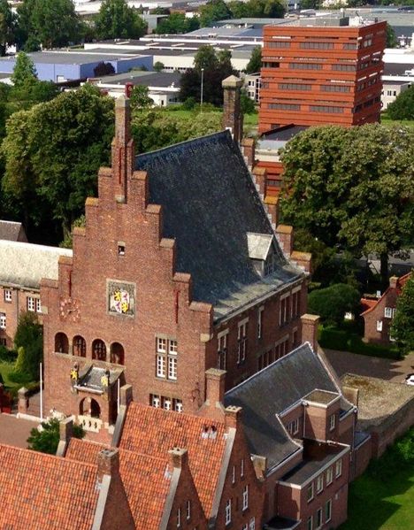 Bestand:Raadhuis en Stadhuis.jpg