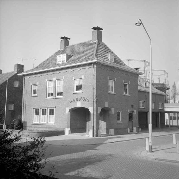 Bestand:Badhuis Waalwijk.jpg